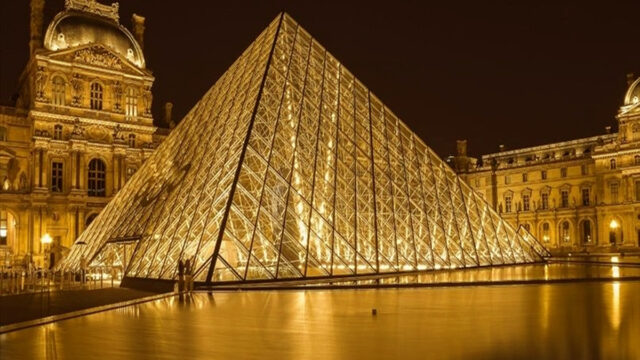 Louvre Museum Closes