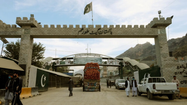 Pakistan Closes Border