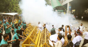 সচিবালয় অভিমুখে ইবতেদায়ি শিক্ষকদের মিছিলের চেষ্টা ব্যর্থ করে দিল পুলিশ