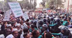 প্রেস ক্লাব থেকে শিক্ষকদের ছত্রভঙ্গ করতে পুলিশ লাঠিচার্জ ও জলকামান ব্যবহার করেছে