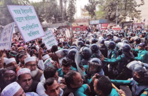 āĻĒā§āϰā§āϏ āĻā§āϞāĻžāĻŦ āĻĨā§āĻā§ āĻļāĻŋāĻā§āώāĻāĻĻā§āϰ āĻāϤā§āϰāĻāĻā§āĻ āĻāϰāϤ⧠āĻĒā§āϞāĻŋāĻļ āϞāĻžāĻ āĻŋāĻāĻžāϰā§āĻ āĻ āĻāϞāĻāĻžāĻŽāĻžāύ āĻŦā§āϝāĻŦāĻšāĻžāϰ āĻāϰā§āĻā§