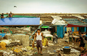 দারিদ্র্য কমার পরিবর্তে বাড়ছে, ঝুঁকিতে মধ্যবিত্ত শ্রেণী