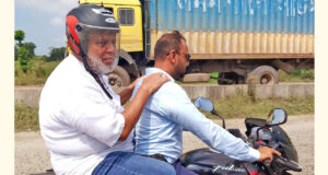 ঢাকা-সিলেট মহাসড়কে যানজট: পরিদর্শনের সময় উপদেষ্টা ফৌজুল কবির মোটরসাইকেল চালালেন