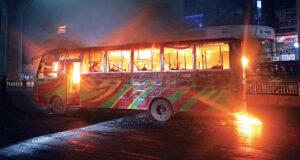 ঢাকার বাইরে অগ্নিসংযোগ ও অবরোধ: পরিবহন চলাচল বন্ধ, ৩৬ জন আটক