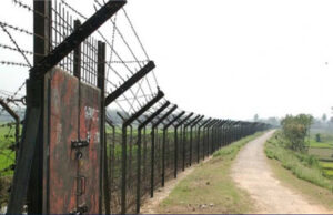 সিলেট সীমান্তে বিএসএফ বাংলাদেশে প্রবেশ করে কৃষকদের বেড়া পোস্ট উপড়ে ফেলেছে, স্থানীয়দের বিক্ষোভ