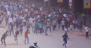 আইনশৃঙ্খলা রক্ষাকারী বাহিনী এবং বিক্ষোভকারীদের মধ্যে পাল্টাপাল্টি ধাওয়া-পাল্টা ধাওয়া