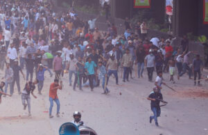 আইনশৃঙ্খলা রক্ষাকারী বাহিনী এবং বিক্ষোভকারীদের মধ্যে পাল্টাপাল্টি ধাওয়া-পাল্টা ধাওয়া