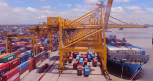 চট্টগ্রাম বন্দর: বিদেশী কোম্পানির সাথে চুক্তি করতে বাধ্য করছে সরকার