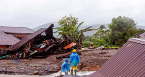 ইন্দোনেশিয়ার বন্যায় মৃতের সংখ্যা বেড়ে ৪০০-এরও বেশি