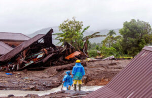 ইন্দোনেশিয়ার বন্যায় মৃতের সংখ্যা বেড়ে ৪০০-এরও বেশি