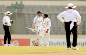 ভূমিকম্প: মাঠে আতঙ্ক ছড়িয়ে পড়ে