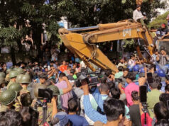 ধানমন্ডি ৩২ থেকে খননকারী যন্ত্র অপসারণ, আইনশৃঙ্খলা রক্ষাকারী বাহিনী মোতায়েন রয়েছে