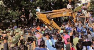ধানমন্ডি ৩২ থেকে খননকারী যন্ত্র অপসারণ, আইনশৃঙ্খলা রক্ষাকারী বাহিনী মোতায়েন রয়েছে