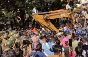 ধানমন্ডি ৩২ থেকে খননকারী যন্ত্র অপসারণ, আইনশৃঙ্খলা রক্ষাকারী বাহিনী মোতায়েন রয়েছে