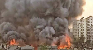 ঢাকার কড়াইল বস্তিতে আগুন লেগেছে