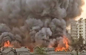 ঢাকার কড়াইল বস্তিতে আগুন লেগেছে