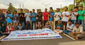 বিসিএস লিখিত পরীক্ষা স্থগিতের দাবিতে আবারও ঢাকা-আরিচা মহাসড়ক অবরোধ করেছে জাবি শিক্ষার্থীরা।