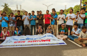 বিসিএস লিখিত পরীক্ষা স্থগিতের দাবিতে আবারও ঢাকা-আরিচা মহাসড়ক অবরোধ করেছে জাবি শিক্ষার্থীরা।
