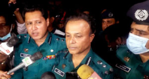 আততায়ীরা ঘরে ঢুকে বিচারকের ছেলেকে ছুরিকাঘাতে হত্যা, স্ত্রী আহত