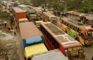 অবরোধের কারণে চট্টগ্রাম-কক্সবাজার মহাসড়কে দীর্ঘ যানজট