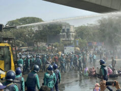 আন্দোলনরত শিক্ষকদের উপর পুলিশ লাঠিচার্জ, সাউন্ড গ্রেনেড ও টিয়ারশেল নিক্ষেপ করেছে।