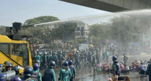 আন্দোলনরত শিক্ষকদের উপর পুলিশ লাঠিচার্জ, সাউন্ড গ্রেনেড ও টিয়ারশেল নিক্ষেপ করেছে।