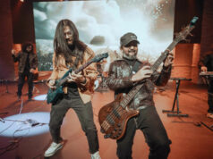 শিরোনামহীন তার মনোমুগ্ধকর পরিবেশনা দিয়ে টরন্টোকে মন্ত্রমুগ্ধ করে তোলে।