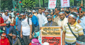 ৩ দফা দাবিতে শহীদ মিনারে শিক্ষকদের অবস্থান কর্মসূচি অব্যাহত