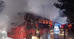 ঢাকায় আধ ঘন্টার মধ্যে দুটি বাসে আগুন