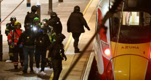 যুক্তরাজ্যে ট্রেনে ছুরিকাঘাতে ১০ জন আহত, দুই সন্দেহভাজন গ্রেপ্তার