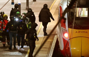 যুক্তরাজ্যে ট্রেনে ছুরিকাঘাতে ১০ জন আহত, দুই সন্দেহভাজন গ্রেপ্তার