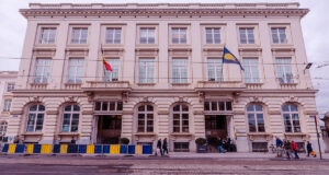 মিথ্যা তথ্যের বিরুদ্ধে লড়াই করা এবং সত্যকে সমর্থন করা