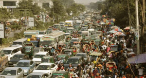 আগারগাঁওয়ে মোবাইল ফোন ব্যবসায়ীদের সড়ক অবরোধ, যানজট