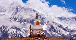 তিনটি হৃদস্পন্দনে নেপাল: আমার স্মৃতি, তার প্রথম পদক্ষেপ এবং তার বিস্ময়