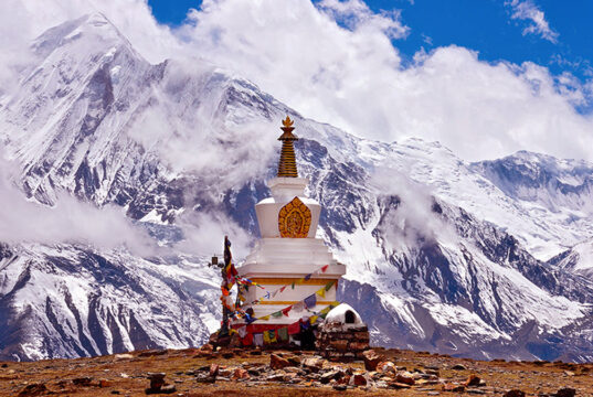 তিনটি হৃদস্পন্দনে নেপাল: আমার স্মৃতি, তার প্রথম পদক্ষেপ এবং তার বিস্ময়