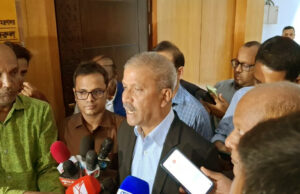 তারেক রহমানের দেশে ফেরার ক্ষেত্রে কোনও আইনি বাধা সম্পর্কে অবগত নই: আইন উপদেষ্টা