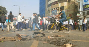 সংঘর্ষে আহত শিক্ষার্থীর মৃত্যু; ফার্মগেটে সড়ক অবরোধের কারণে তীব্র যানজট