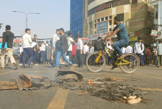 সংঘর্ষে আহত শিক্ষার্থীর মৃত্যু; ফার্মগেটে সড়ক অবরোধের কারণে তীব্র যানজট